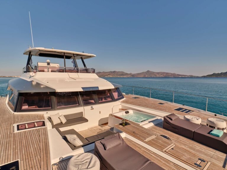 Foredeck sunken lounge and jacuzzi