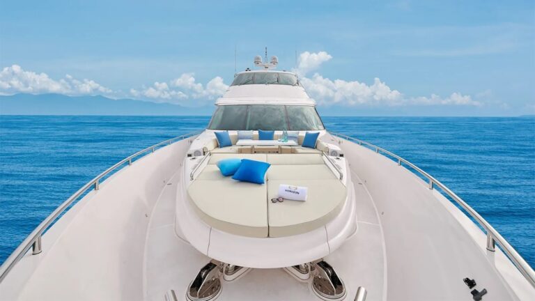 Lovely pristine deck spaces