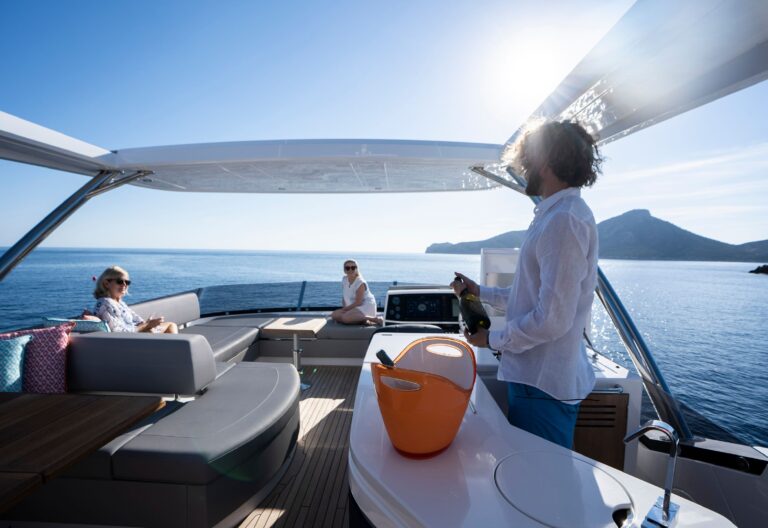 Sociable flybridge
