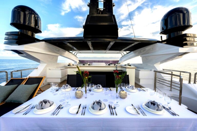 Sun deck dining