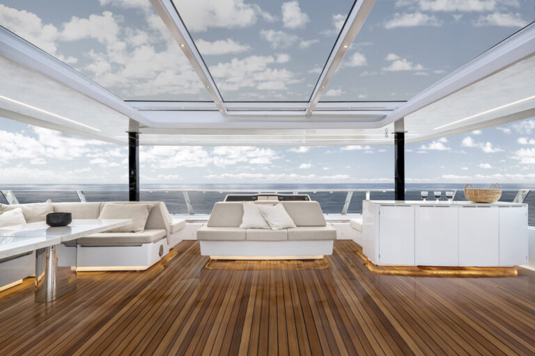 Sun deck flybridge