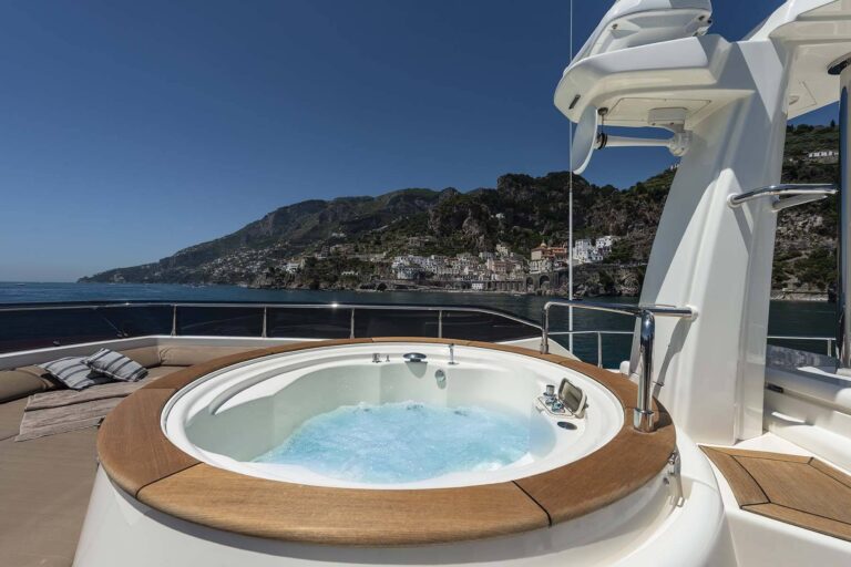 Sundeck jacuzzi