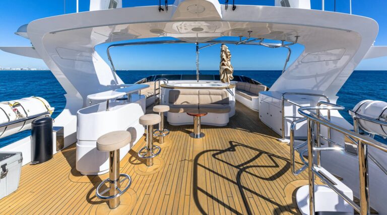 Sundeck with bar and jacuzzi