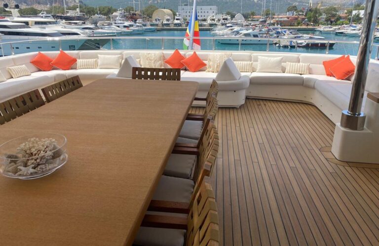 Upper deck aft dining
