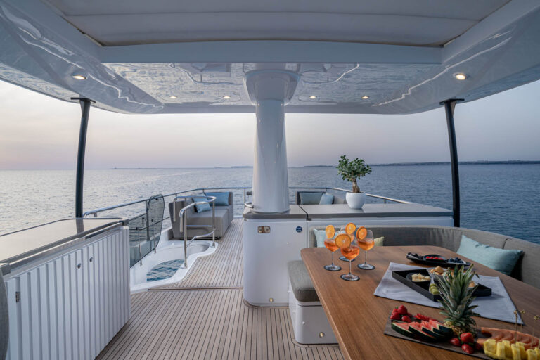 Convertible seating on flybridge