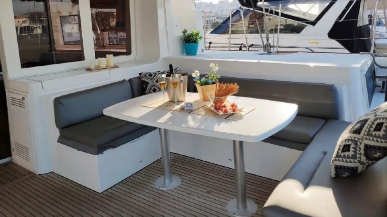 Aft cockpit dining