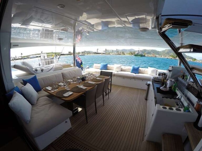 Cockpit with lounge and dining spaces