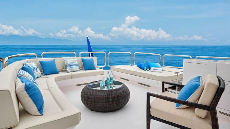 Comfortable flybridge