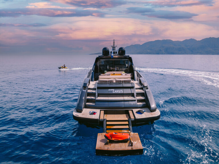Extendible swim platform