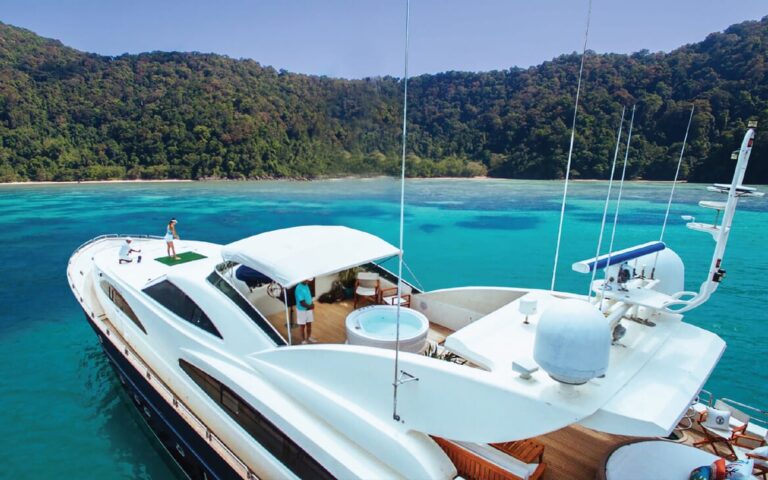 Flybridge and foredeck