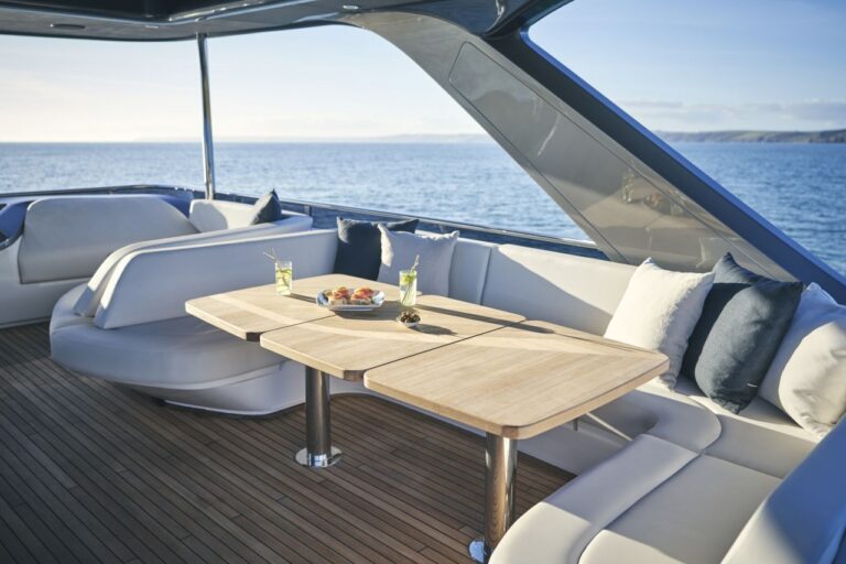 Flybridge dining