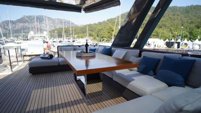 Flybridge dining table