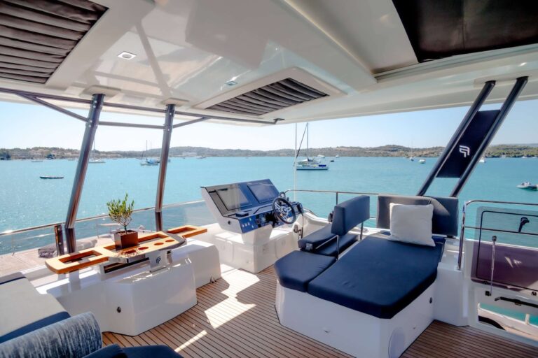 Flybridge helm station