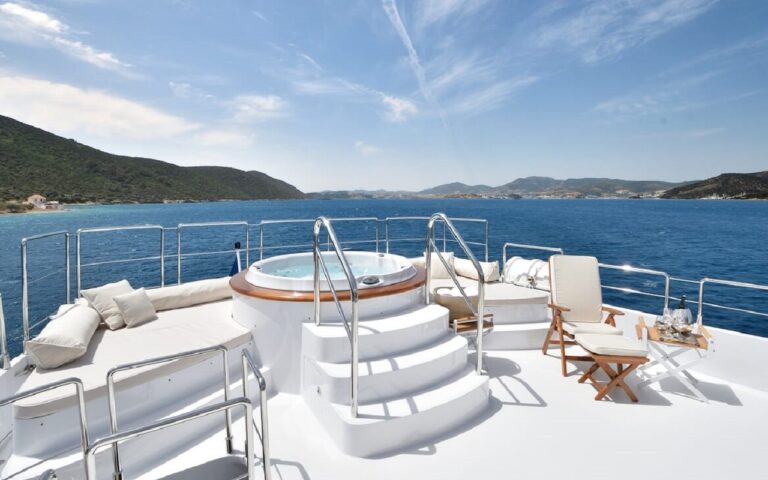 Flybridge jacuzzi
