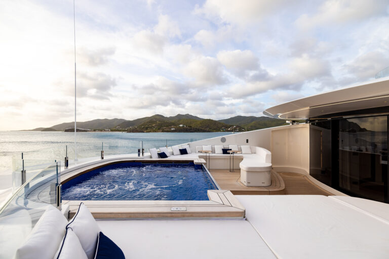 Forward sundeck with jacuzzi