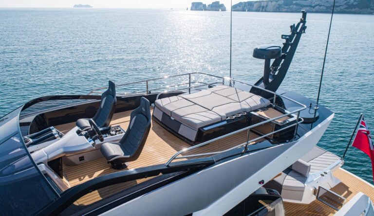 Low profile flybridge