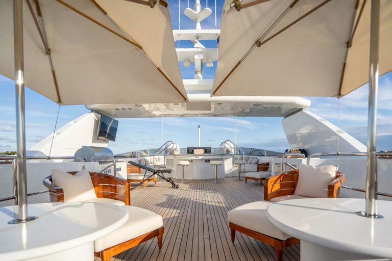 Spacious sun deck