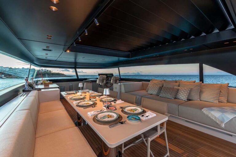 Sun deck dining and lounge