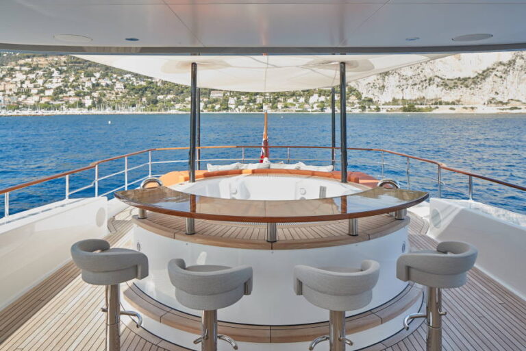 Sundeck jacuzzi bar