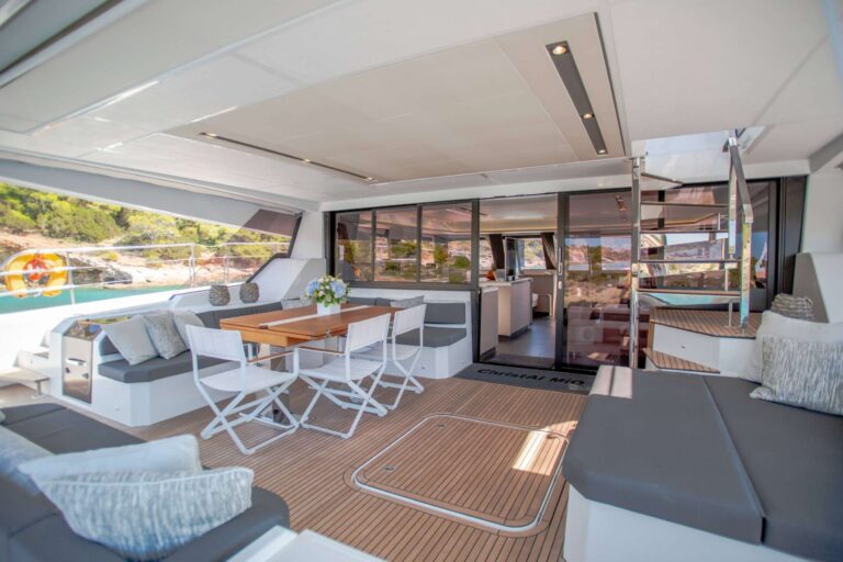 Cockpit dining and lounge