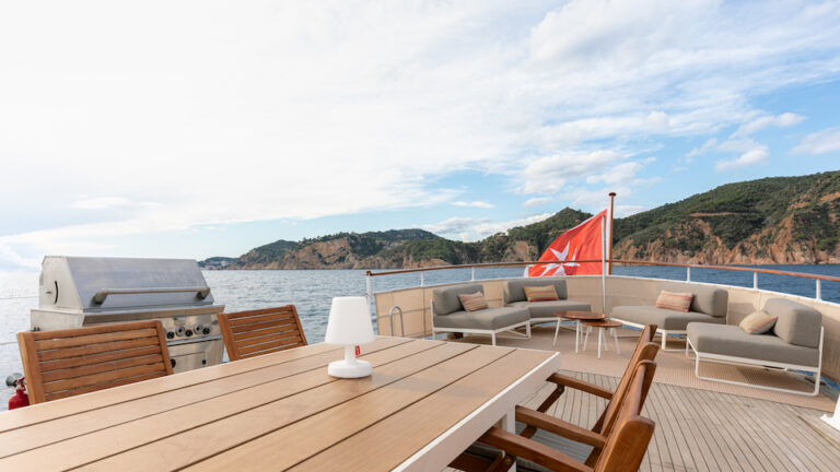 Flybridge aft lounge