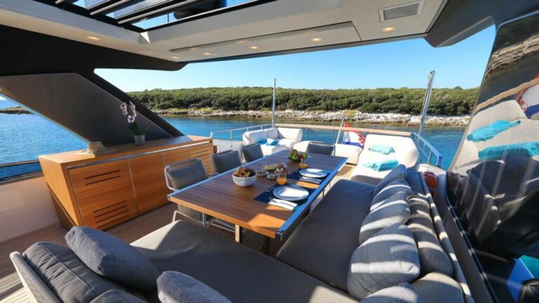 Flybridge dining and lounge