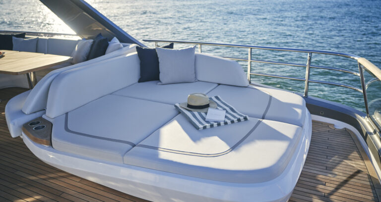 Flybridge sunbed