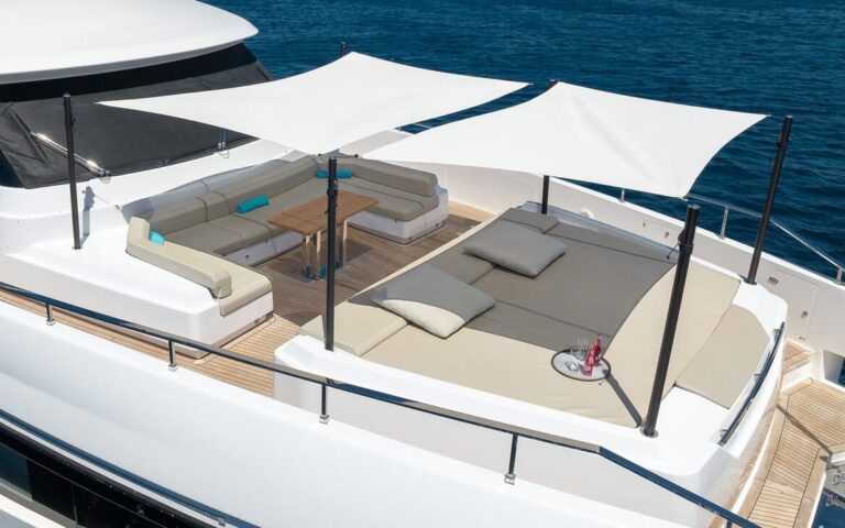 Foredeck lounge