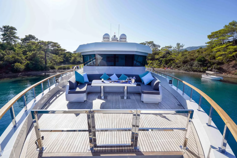 Foredeck lounge