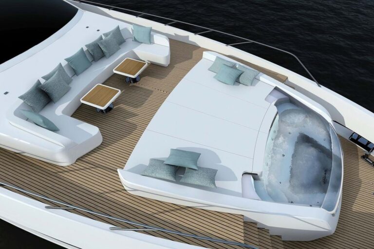 Foredeck lounge and jacuzzi