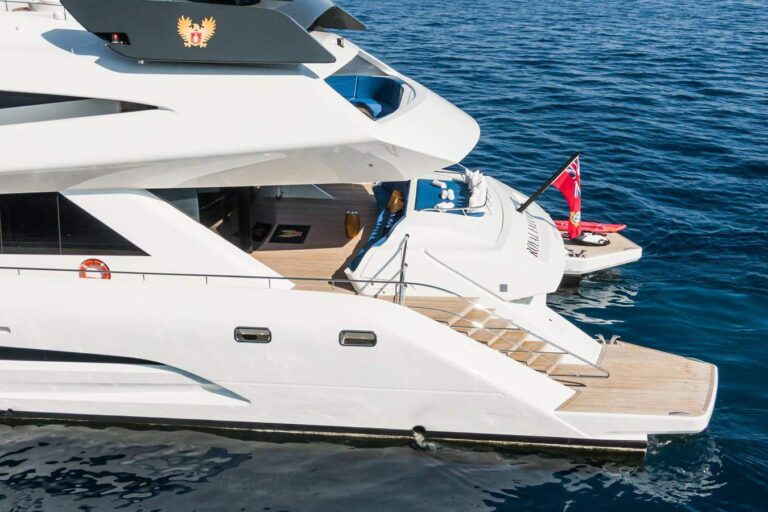 Stern view with swim platform