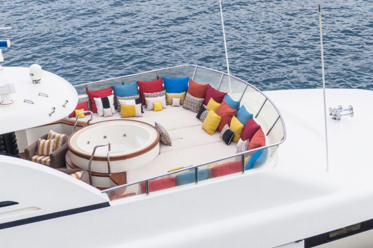 Stunning flybridge with jacuzzi