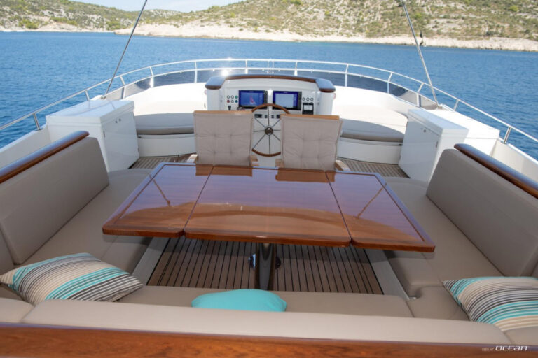 Sun deck dining
