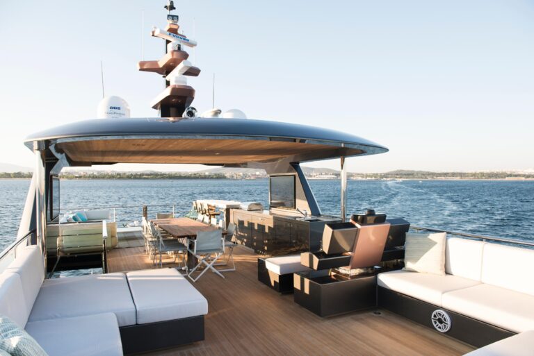 Amazing flybridge