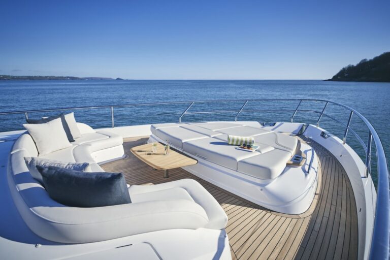 Elegant, spacious foredeck