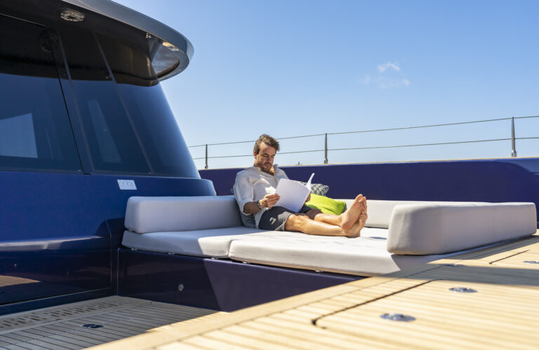 Foredeck lounge