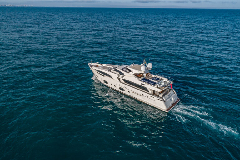 Luxury sun deck and main aft