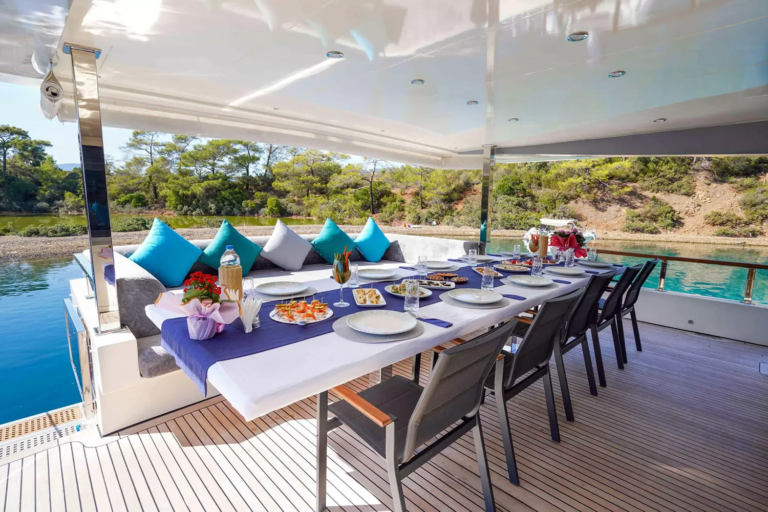 Main deck aft dining