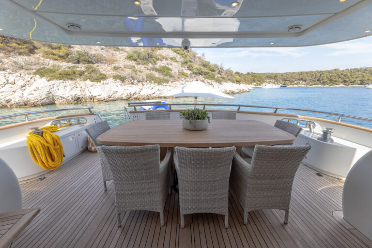 Main deck aft views to the stern