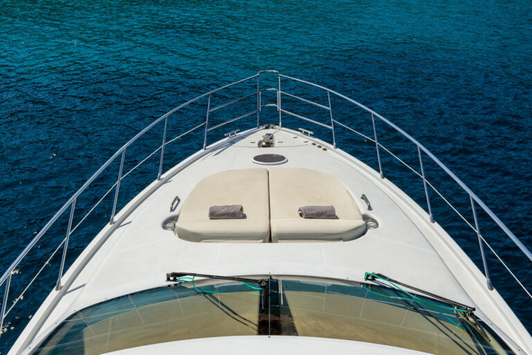 Spacious foredeck