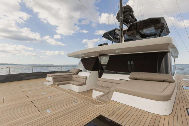 Spacious foredeck