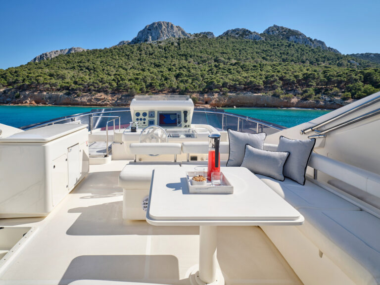 Flybridge dining