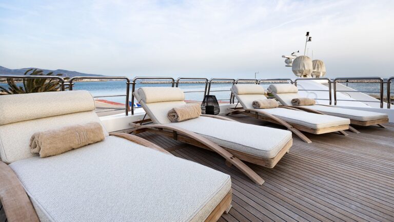 Flybridge sun loungers