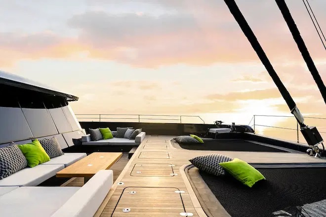 Foredeck lounge