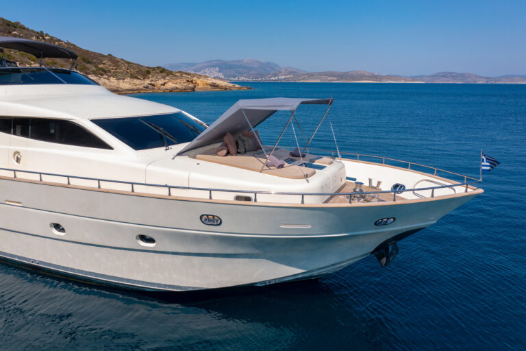 Foredeck with sun shade