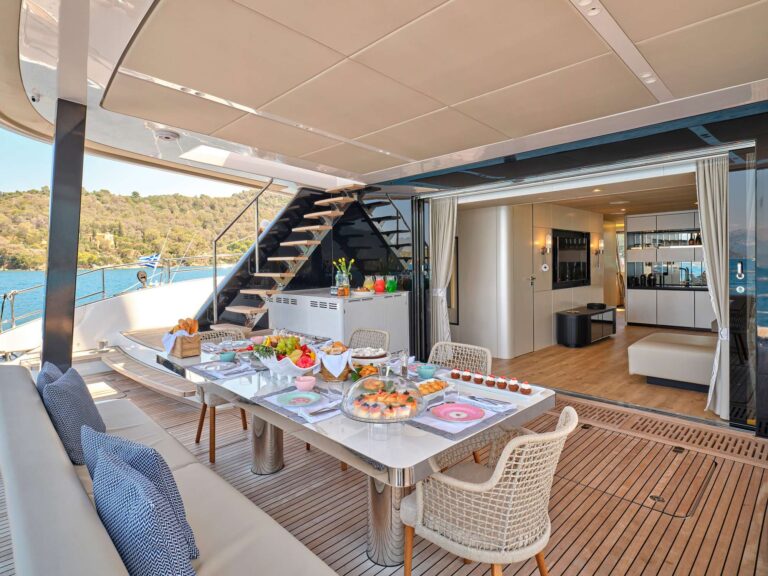 Main deck aft cockpit