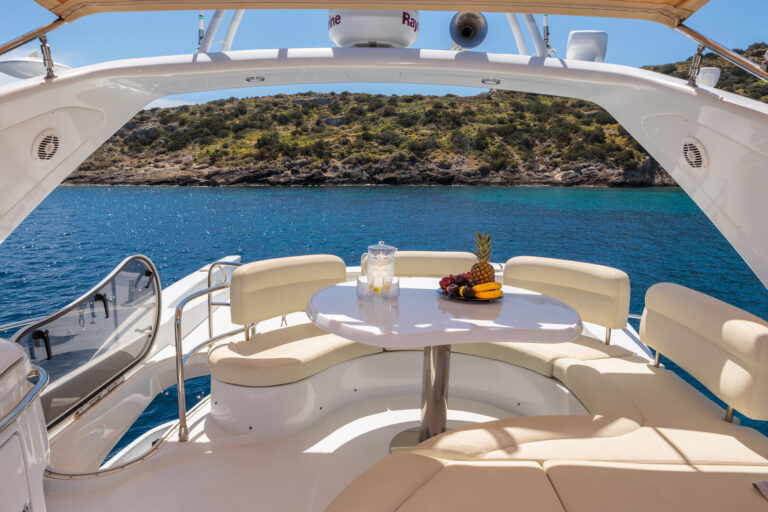 Relaxed dining on flybridge
