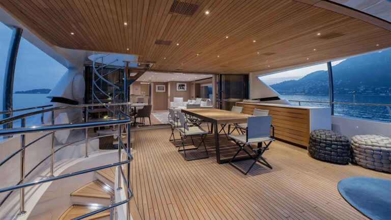 Upper deck aft dining