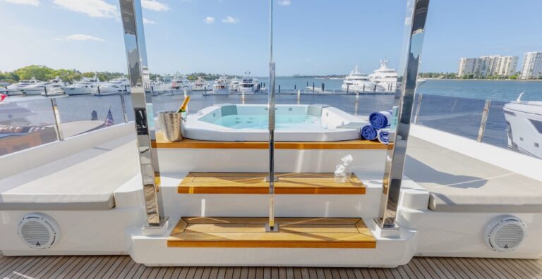 Sundeck jacuzzi
