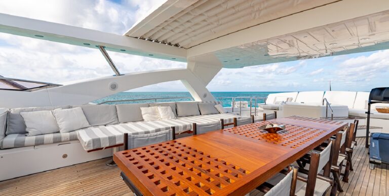 Sundeck dining and lounge